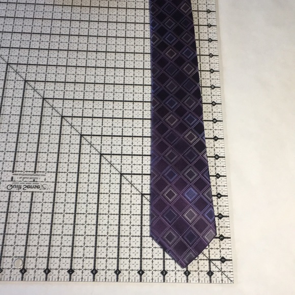 Kenneth Cole Reaction purple tie with silver and blue diamond pattern. - Picture 5 of 7